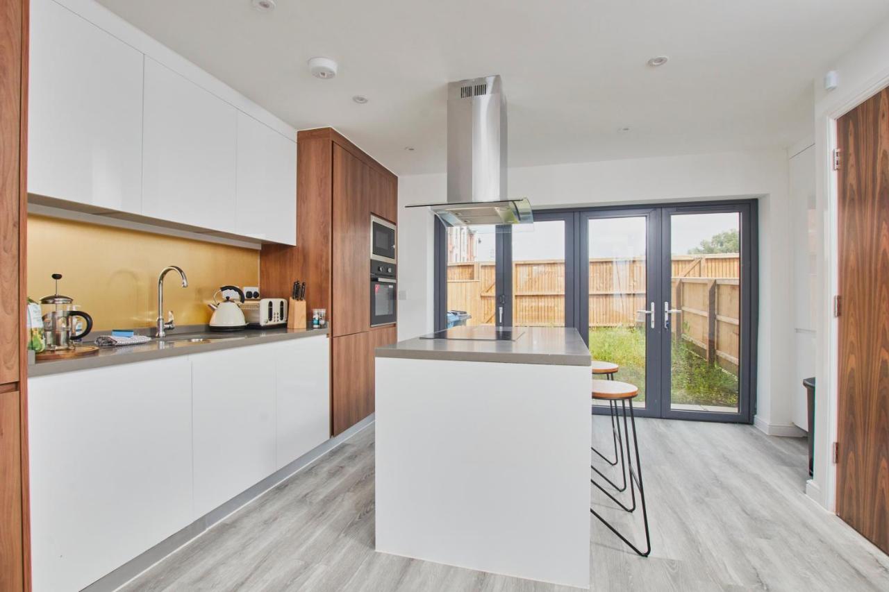 Вилла Fabulous 5 Bed House W Parking Манчестер Экстерьер фото