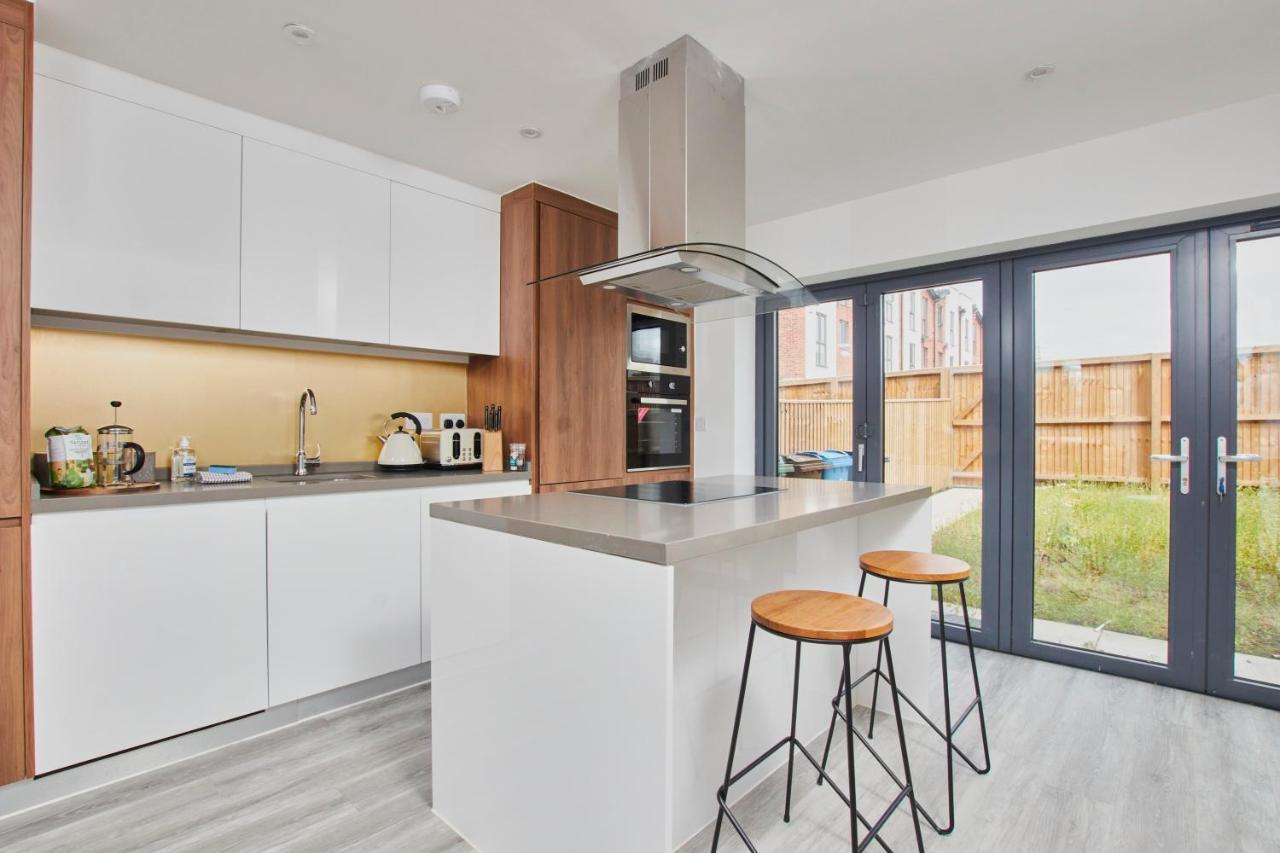 Вилла Fabulous 5 Bed House W Parking Манчестер Экстерьер фото